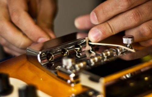 Bedini - Strumenti Musicali - Liutaio a Modena Ferrara e Rovigo - Cambio-Corde-1024x460-500x320 Riparazioni