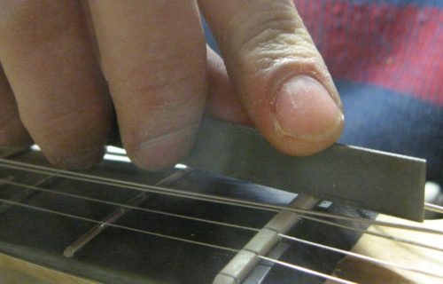 Bedini - Strumenti Musicali - Liutaio a Modena Ferrara e Rovigo - Regolazione-Capotasto-1024x460-500x320 Riparazioni