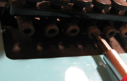 Bedini - Strumenti Musicali - Liutaio a Modena Ferrara e Rovigo - Regolazione-Floyd-Rose-1024x460-500x320 Riparazioni