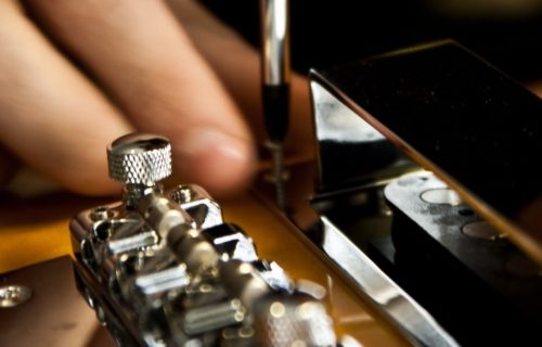 Bedini - Strumenti Musicali - Liutaio a Modena Ferrara e Rovigo - Regolazione-altezze-pickup-1024x460-500x320 Riparazioni